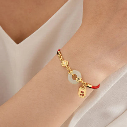 Pulseira Vermelha Fivela da Paz e Fortuna — no pulso