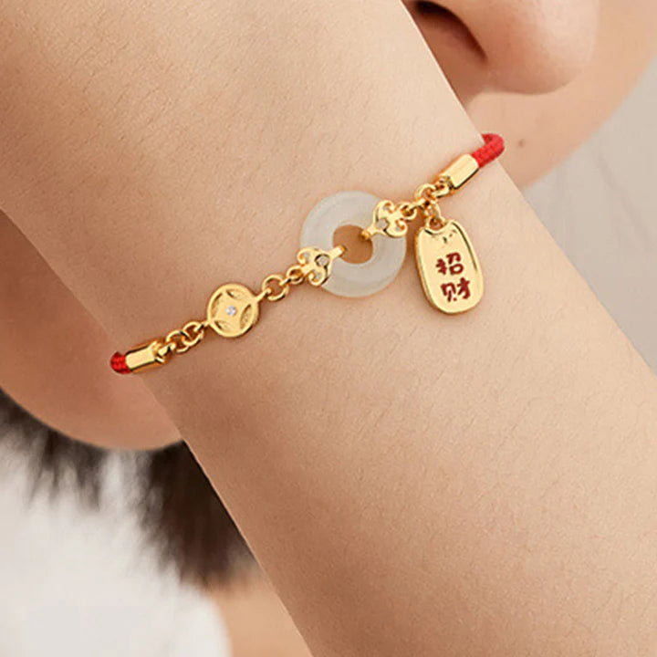 Pulseira Vermelha Fivela da Paz e Fortuna — no pulso