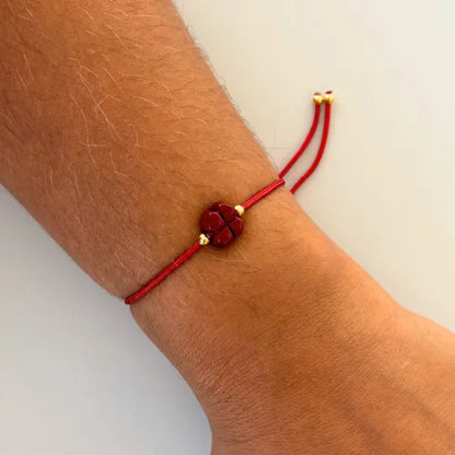 Pulseira Vermelha Trevo da Riqueza — no pulso