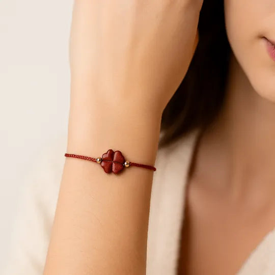 Pulseira Vermelha Trevo da Riqueza — no pulso