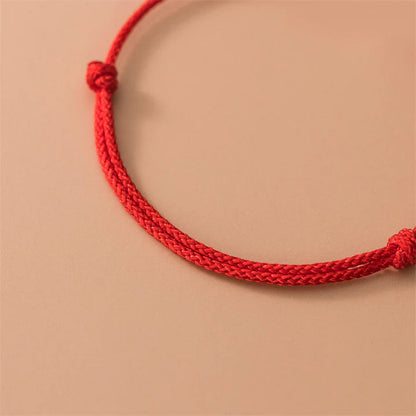 Pulseira Vermelha Trevo da Sorte — detalhe