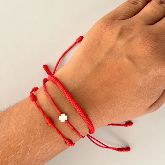 Pulseira Vermelha Trevo da Sorte — no pulso