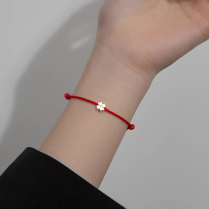 Pulseira Vermelha Trevo da Sorte — no pulso