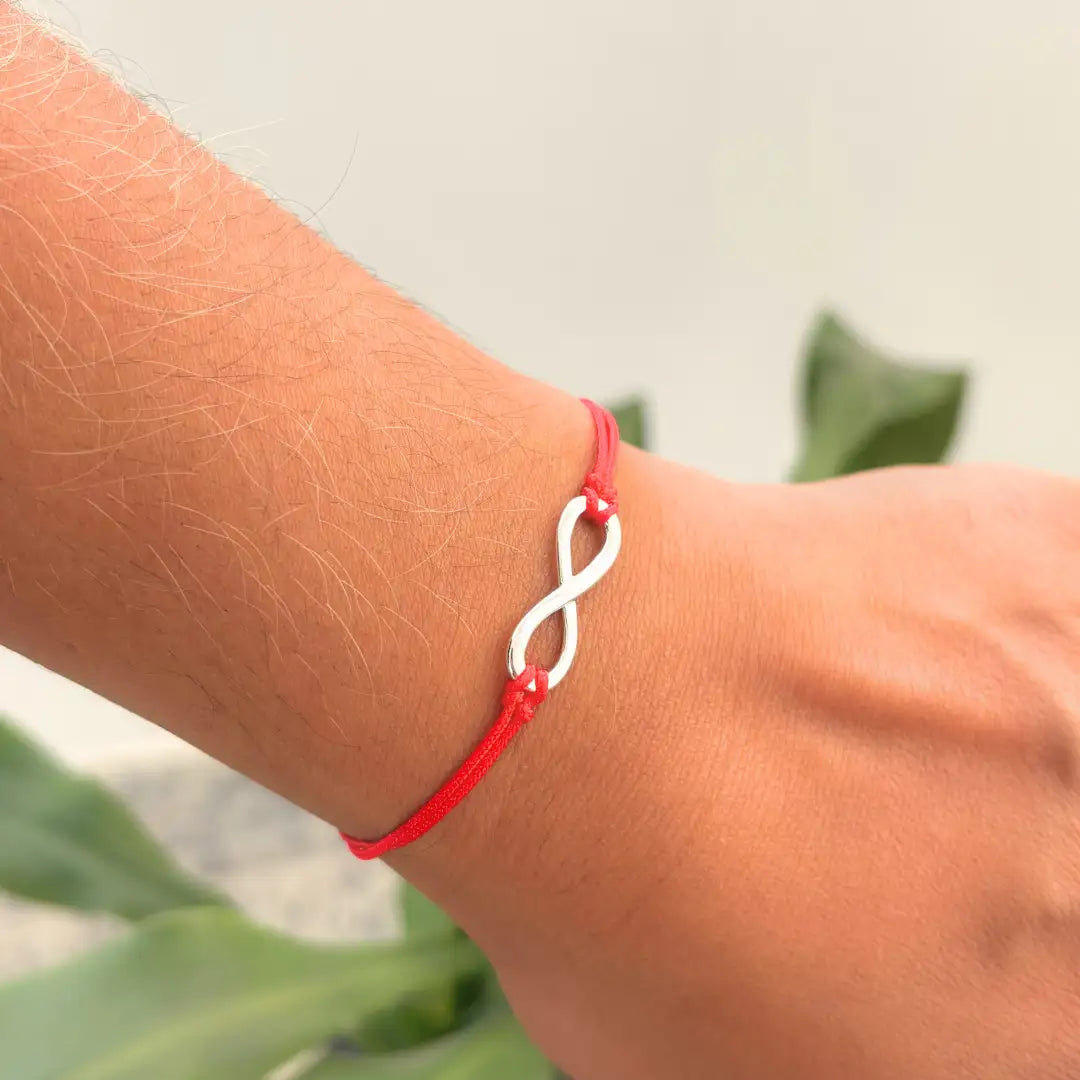 Pulseira Vermelha Vínculo Eterno — no pulso