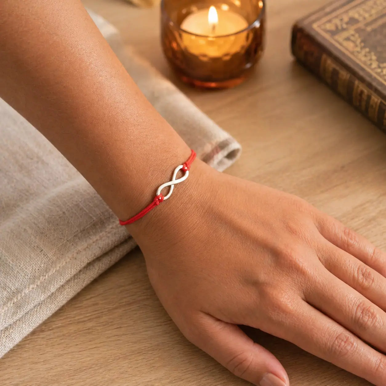 Pulseira Vermelha Vínculo Eterno — no pulso